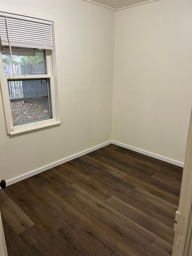 Foto del edificio - Small 2 bedroom home with carport