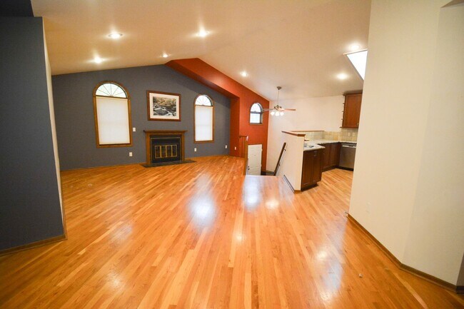 Foto del edificio - 3-Bedroom NE Rochester home with Sunroom, Fenced Backyard & Attached Garage