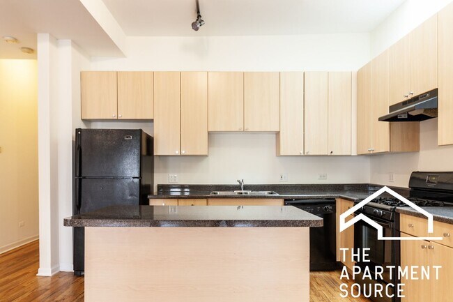 HUGE 3BR/2BA Duplex UP Close to Blue Line ... - HUGE 3BR/2BA Duplex UP Close to Blue Line ... Apartment