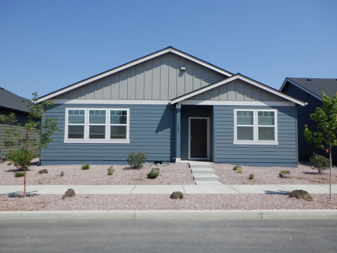 Primary Photo - Newer Single Level 2 Bed/2 Bath in NW Redm...