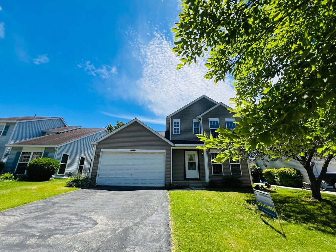 Primary Photo - Gorgeous Home in White Caps Subdivision