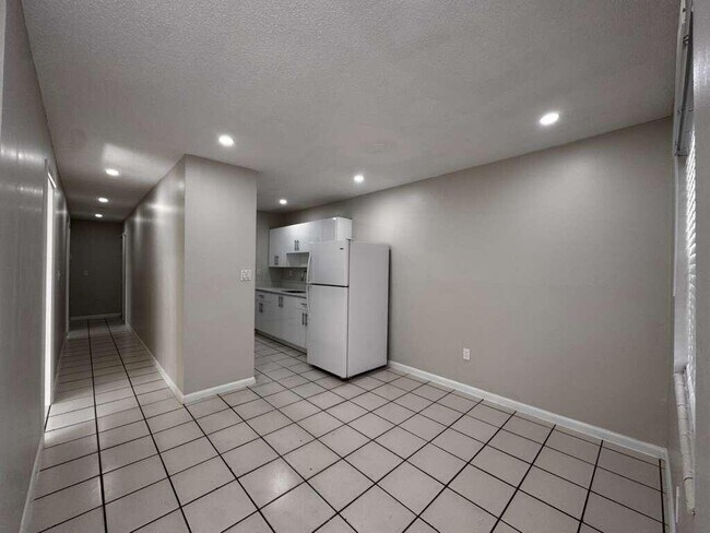 Building Photo - 933 SW 16th Pl