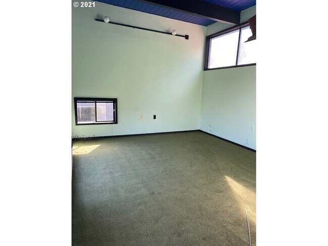 Building Photo - 2562 SW Buckingham Ave