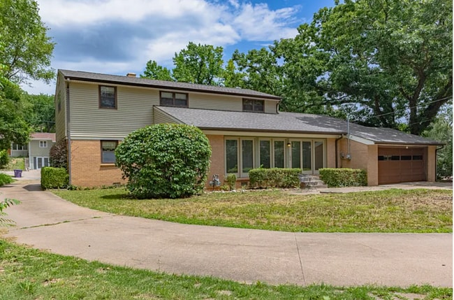 Foto del edificio - Beautiful 4 Bedroom / 3 Bath Home in the Heart of Manhattan, KS – Large Yard & Close to Campus