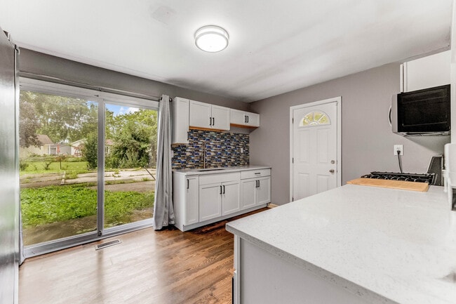 Foto del edificio - 219 Monterey Dr