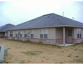 Building Photo - 935 Kensington Dr