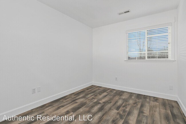 Building Photo - 4 br, 2.5 bath House - 1100 S Grayling Avenue