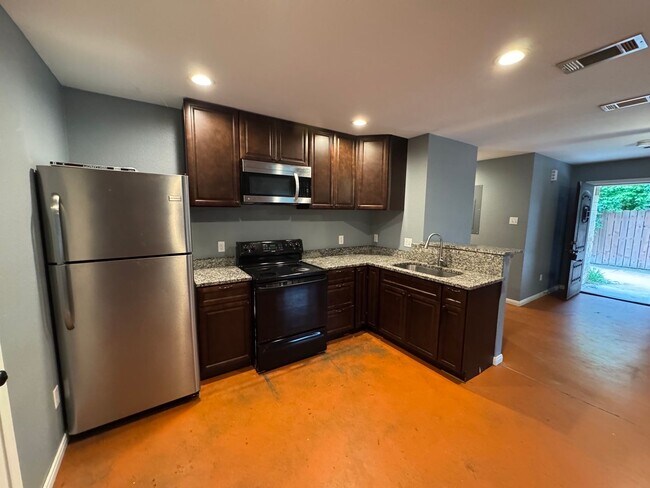 Foto del edificio - Lacy Lakeview Duplex