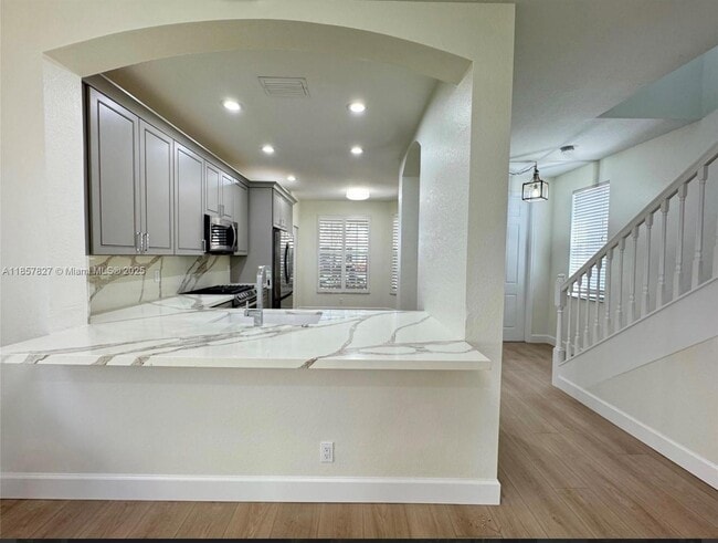 Building Photo - 642 Castle Dr
