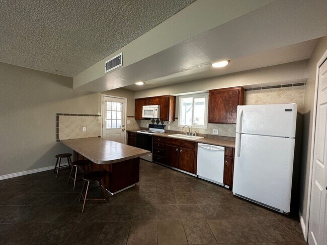 Foto del edificio - 3 BED ROOM HOME IN MESA WITH NO HOA