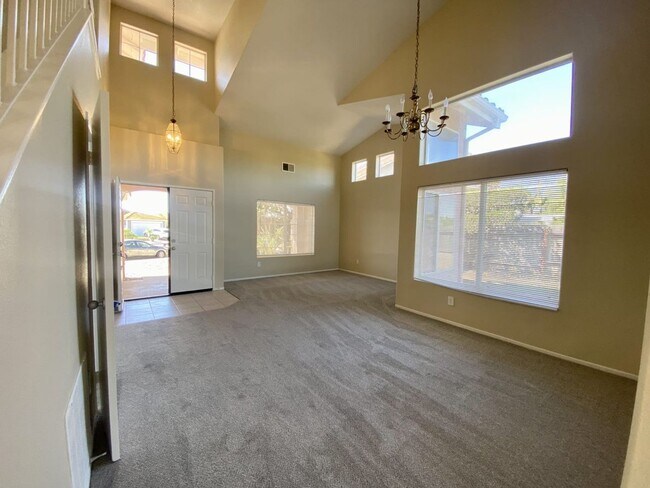 Foto del edificio - Spacious Four Bedroom Two Story Home in Oc...