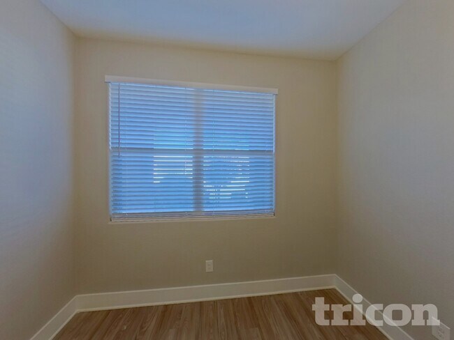 Foto del edificio - 42037 W Lunar St