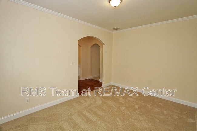 Building Photo - 728 Castle Top Ct SE