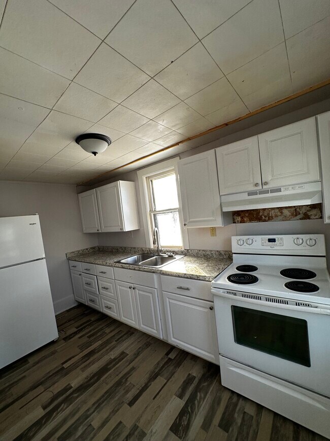 Foto del edificio - 305 S Western Ave