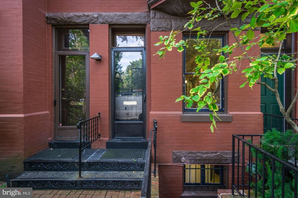 Foto principal - 3040 R St NW