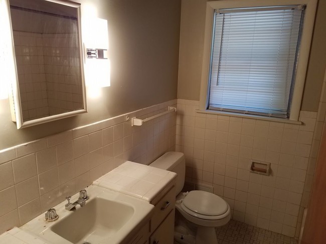 Building Photo - Nice Townhome Style Unit - 2 HUGE bedrooms