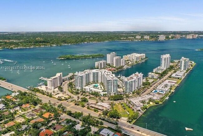 Foto del edificio - 7900 Harbor Island Dr