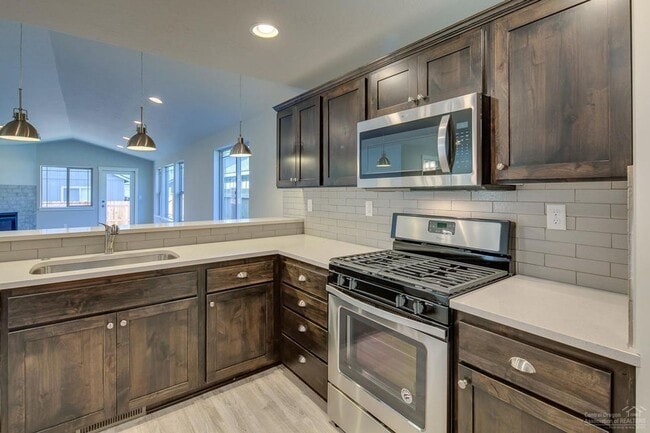 Building Photo - Super Clean Single Level 3 bed, 2 bath, 2 car garage home on landscaped fenced lot