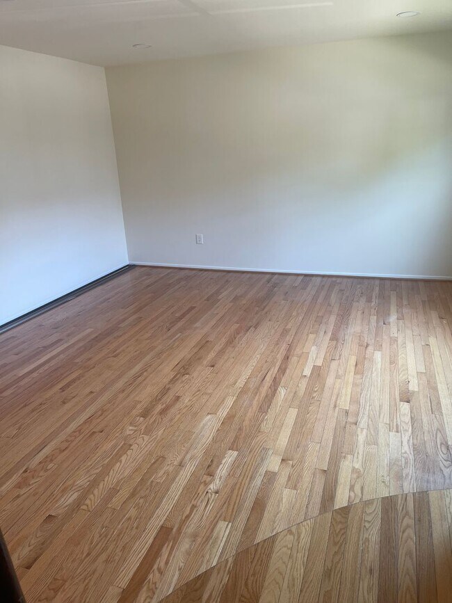 Building Photo - WELL MAINTAINED 3 LEVEL TOWNHOUSE WITH 3.5...