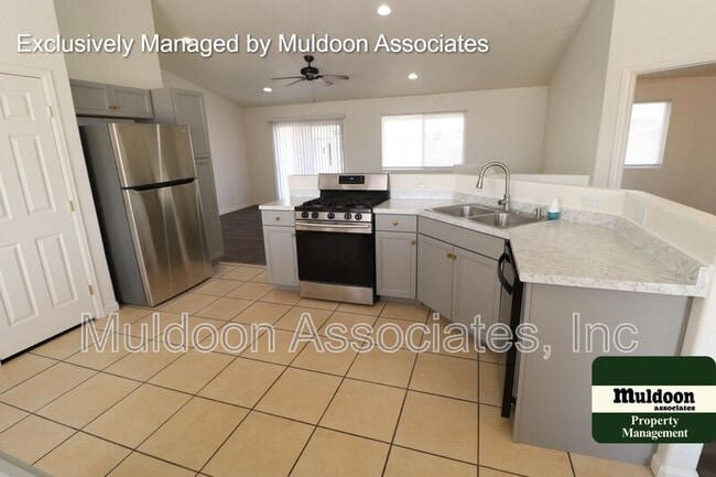 Building Photo - 1661 W Siesta Dr
