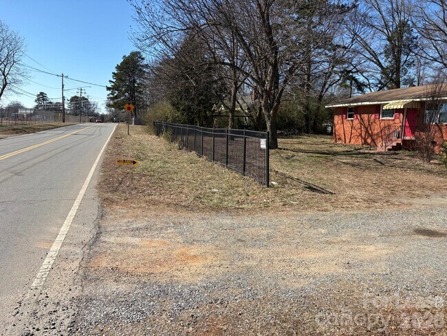 Foto del edificio - 1103 Auten Rd