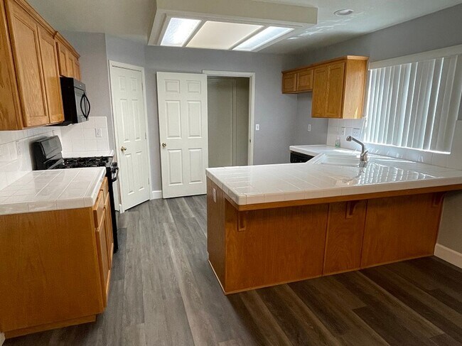 Foto del edificio - 2954 Pontiac (Locan/Ashlan)