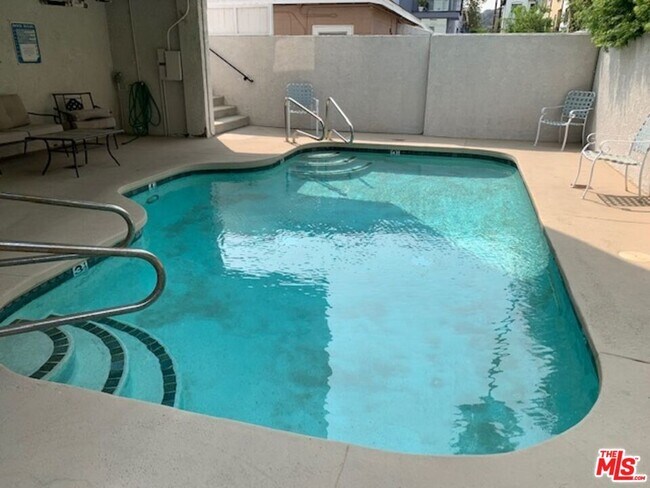 Foto del edificio - 4353 Coldwater Canyon Ave