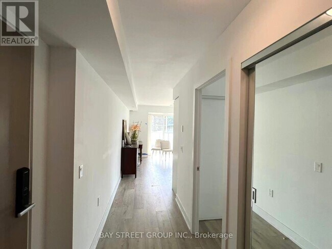 Building Photo - 585 Bloor St E