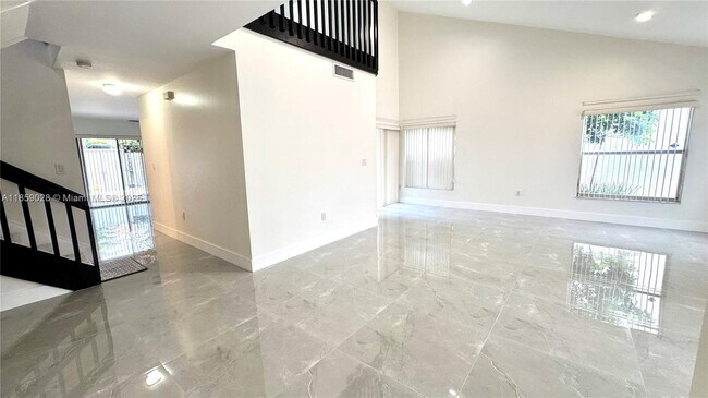Foto del edificio - 18642 NW 54th Pl