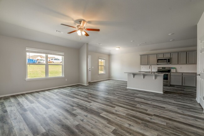 Foto del edificio - Like New 4-bedroom 2 bath Home in Lowell!!...