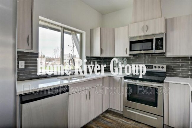 Building Photo - 429 E Trackstand Ln