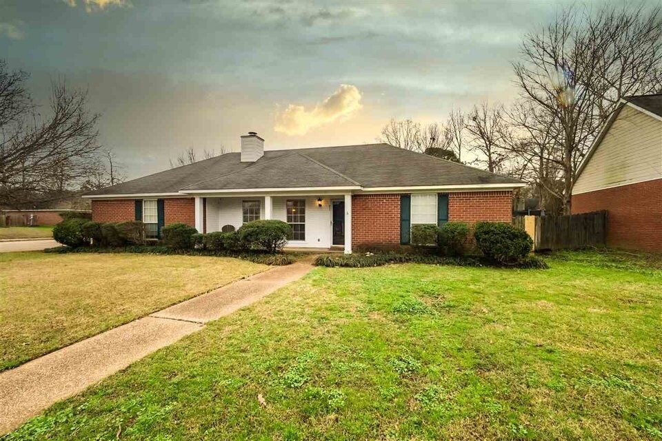 Primary Photo - 330 Water Oak Rd