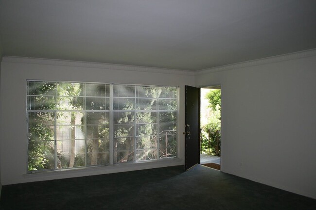 Building Photo - 552 Kelton Ave