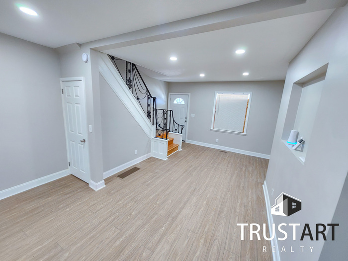 Foto principal - 3 bedroom House with fenced backyard