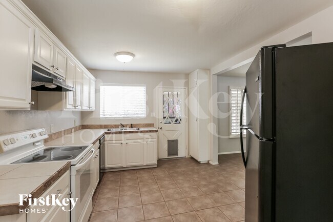 Foto del edificio - 1357 W Sells Dr