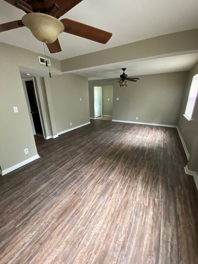 Building Photo - $300 OFF FIRST MONTHS RENT!