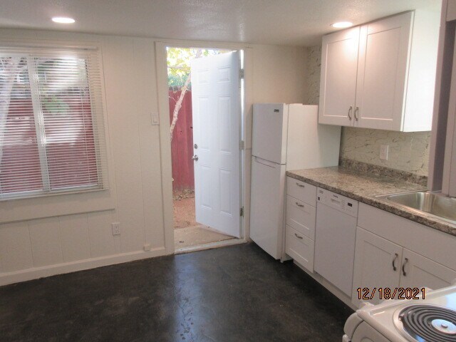Building Photo - 229 W Montecito Ave