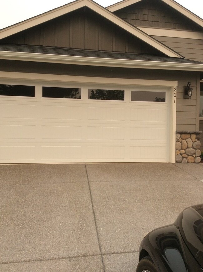 Building Photo - Newer Home