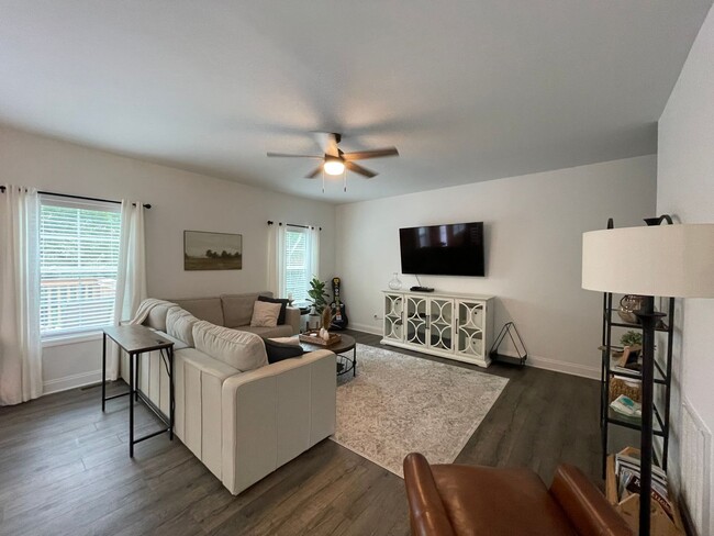 Building Photo - COMING SOON-Beautiful 4 BR House in Nichol...