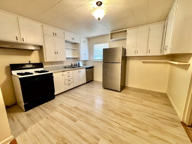 Building Photo - Move in special 2nd months rent $350 off