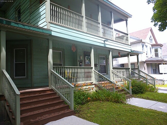 Foto del edificio - Bright, Beautiful Apartment with Front and...