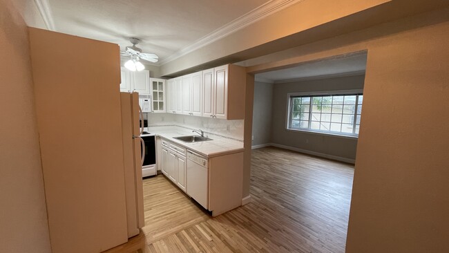 Spacious area for a eating nook flows into living area. - 45 Antilla Ave