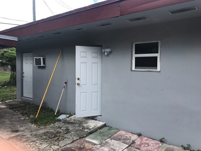 Building Photo - 837 NW 10th Terrace
