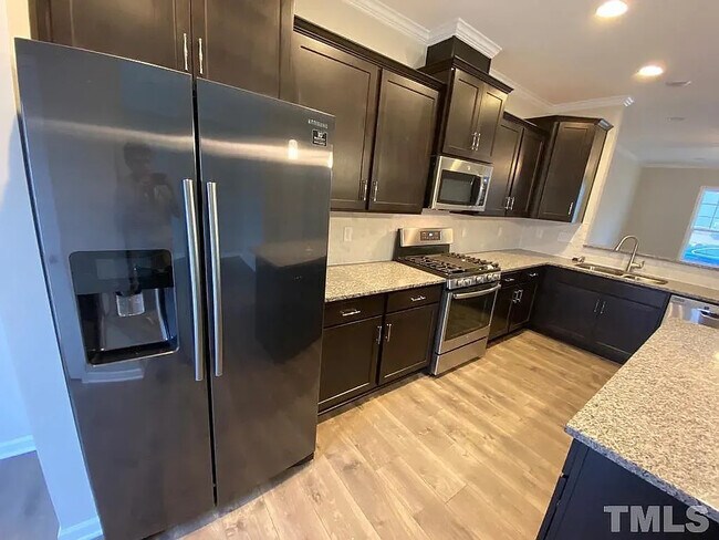 Foto del edificio - Room in Townhome on Perry Creek Rd