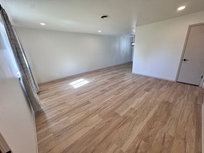 Foto del edificio - 9235 E 32nd St