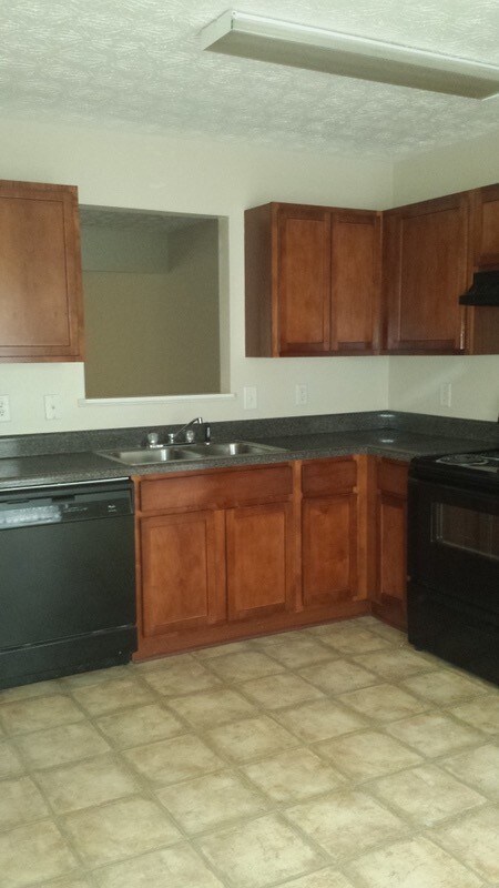 Building Photo - 2420 Piering Dr