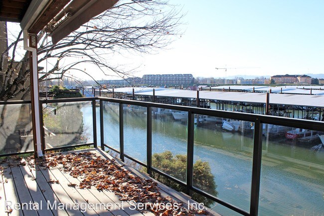 Building Photo - 704 N Tomahawk Island Dr