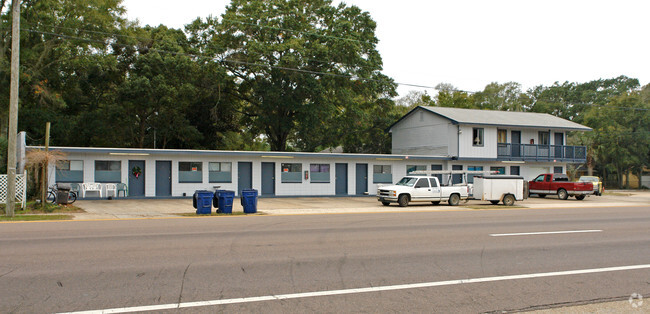 Building Photo - Berry's Apartments