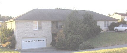 Building Photo - 1439 Sandy Cir