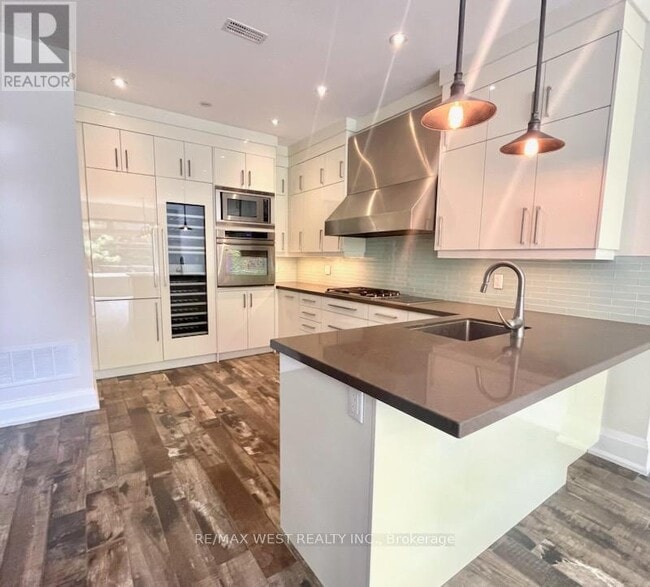Building Photo - 363 Roncesvalles Ave